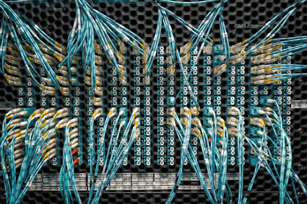 Omrežni patch panel s povezanimi kabli